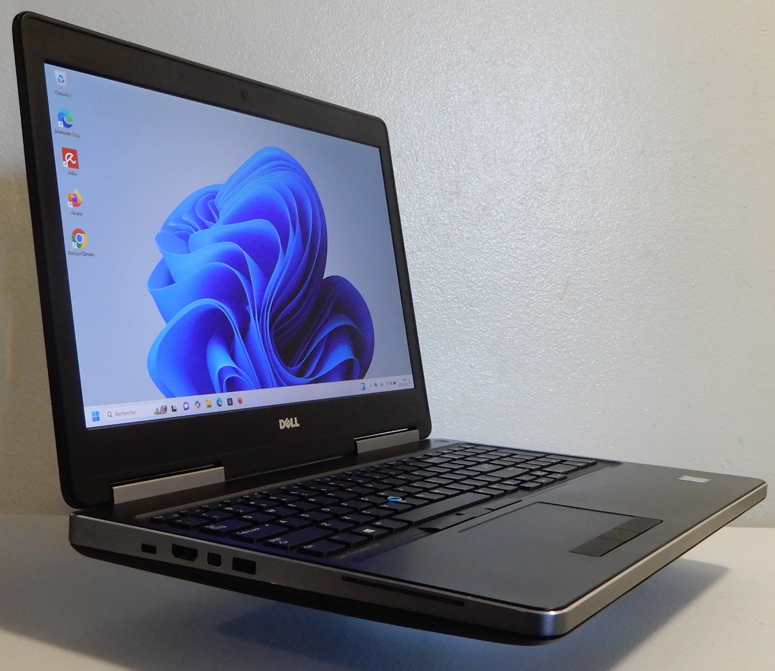 Dell Precision 7510-Xeon E3-1545M v5 2.9 GHz, 32 GB RAM, 1 TB SSD|NVIDIA & Iris Pro|Win. 11 Pro